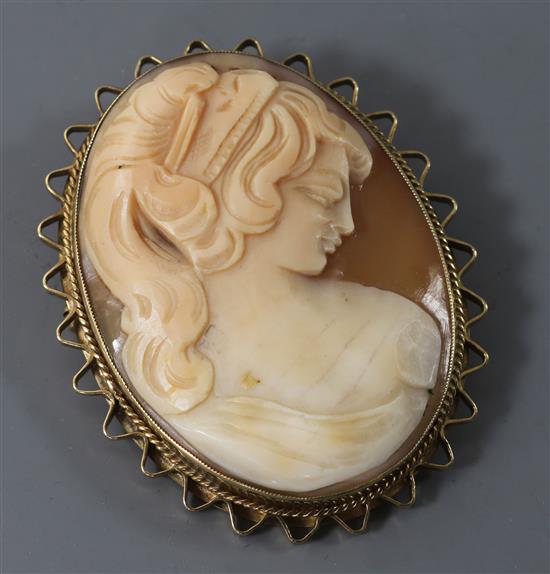A 9ct gold oval cameo brooch, 51mm.